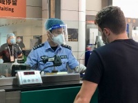 验放疑似感染旅客逾230人次，他把担当写在国门线上