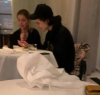 与艾莎·冈萨雷斯分手？甜茶疑与乔布斯女儿约会