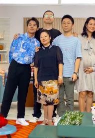 杨迪妈妈合影靠近郭麒麟