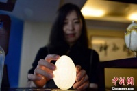 湖北一“80后”自学蛋雕 传承“毫厘技艺”