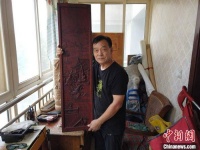 西安老人自学成才 40余年雕刻作品近千件