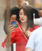 张雨绮的镜子有多复古?网友：再放两年能进博物馆