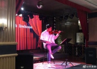 林更新拉小提琴自认音乐家 摆拍遭调侃这样回怼