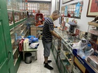 车库里，藏着个五光十色的“烟标王国”，苏州老伯60多年的爱好