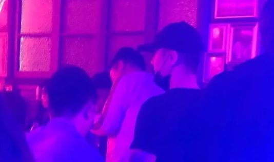 网友偶遇蒋劲夫蹦迪