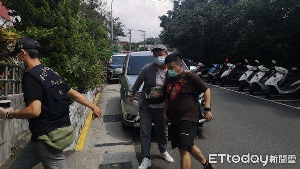 黄鸿升经纪人前往派出所做笔录