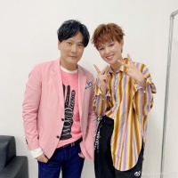 杨芸晴成功追星张信哲袁娅维 和偶像合照开心比耶