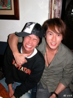 吴尊晒合照悼念黄鸿升：谢谢你带给我们的一切