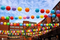 点亮心情！伦敦唐人街高挂彩虹灯笼换新颜