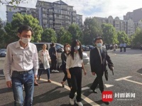 谭松韵疲惫现身法院 母亲被撞案今日公开宣判