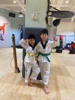 胡可晒安吉小鱼儿跆拳道装 兄弟俩愈发圆润似父亲