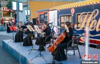 近10万件“潮玩”亮相王府井超级街区