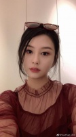 邱淑贞21岁女儿沈月晒自拍 红裙甜笑娇艳俏丽