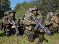 特种兵真的可以像电影里那样，一脚踹晕一个人吗？