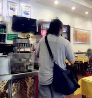 窦唯平价餐馆被偶遇，身材发福打扮显邋遢，与前妻王菲状态差别大