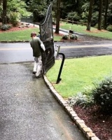 巨石强森微博晒“事故现场”回应徒手拆门事件