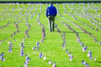 白宫新闻秘书：我们离死亡200多万人的数字还远...