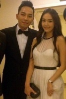 郑秀妍书中公开甜蜜感谢男友 与权宁一已交往六年