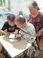 大学老师高位截瘫卧床22年 “写”出20万字《红楼梦》评述