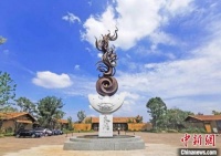 韩美林与《良月流晖》：三次考察良渚 病房中诞生设计稿