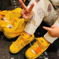 周杰伦晒和儿子穿亲子鞋 Romeo小肉手比耶超可爱