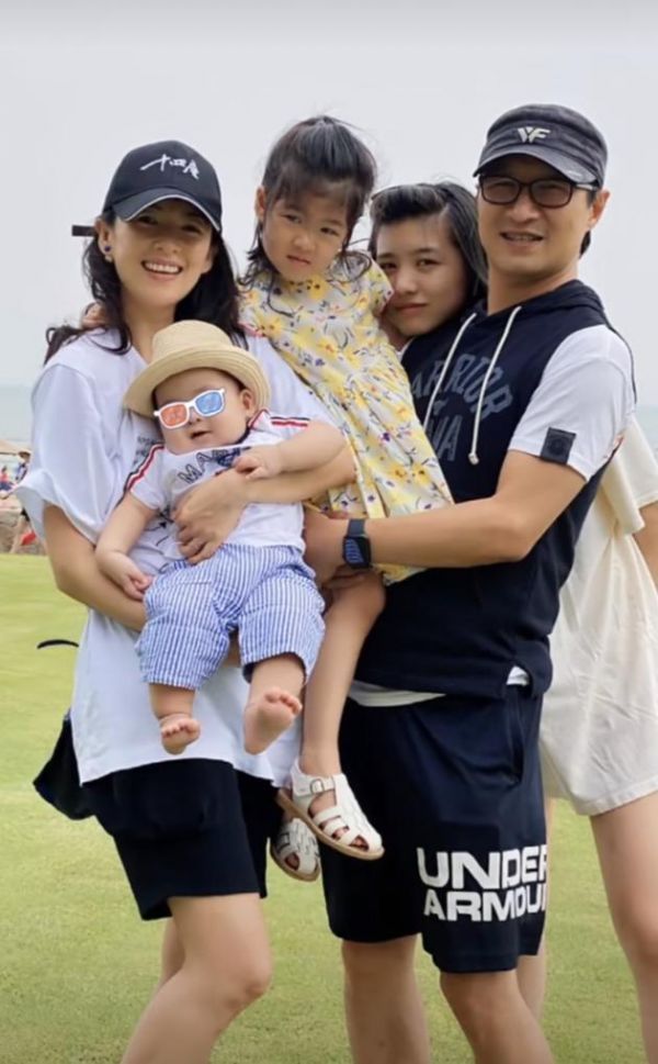 章子怡首晒儿子正面照