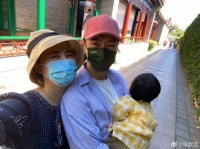 张歆艺一家三口罕现身 节前特意给门卫送月饼