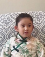 郑希怡女儿唱《我和我的祖国》 声音稚嫩模样可爱