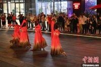 国庆假期南京老街重拾“烟火气”：歌声萦绕秦淮河畔