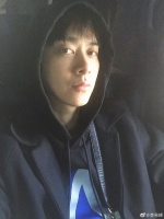 时间总在转圈圈！李易峰晒自拍素颜出镜 文案亮了