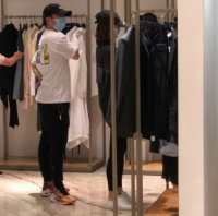 郑恺陪孕妻逛街全程悉心陪护 苗苗挺孕肚四肢纤细