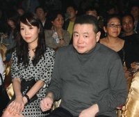 她是身家过亿富二代，父亲二婚娶小29岁美女，如今17岁晒父女合照