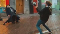 荷兰街头一老人跟随音乐跳舞 酷炫舞姿引发路人围观