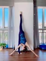 45岁金巧巧身材保持太好了！晒倒立瑜伽照引热议