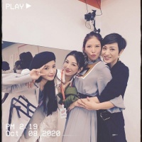 25岁林小宅与蔡少芬陈法蓉合影，年纪最小却站c位，被指很违和？