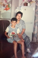 张睿晒旧合照悼念去世奶奶：来世还做您的孙儿