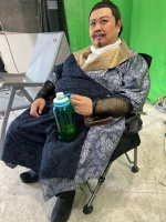 岳云鹏为孙越庆生 晒片场照喊“宝贝儿”亲密无间