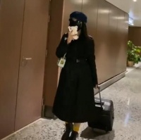 范冰冰赶行程独自推行李，俩助理不帮忙？事业低谷仍有男友人相助