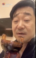 王景春用华鼎奖杯喝酒：是好鼎 我干了你随意