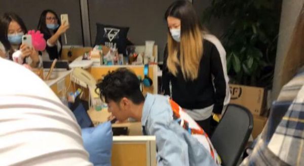 张云雷操作电脑