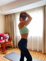 45岁李玟隔离期晒健身照 身材曲线优越腹肌瞩目