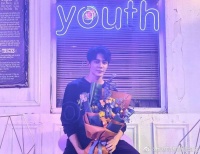 夏之光恋情曝光后现身机场 下车向粉丝鞠躬十秒