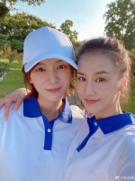 黄圣依晒与曹曦文合照 穿同款polo衫似16岁高中生