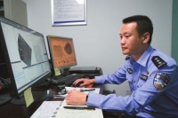 “指纹神探”从残缺指纹中发现真相