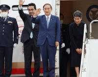 菅义伟任日本首相后首次出访 携夫人公开露面