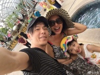 朱茵黄脸白发扮老奶奶 老公黄贯中一眼认出！