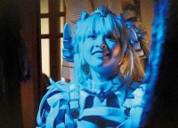 黄鸿升女友峮峮忍痛复工 扮机械女战士展笑颜