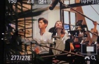 杨洋迪丽热巴新剧路透照曝光 站阳台热聊甜笑