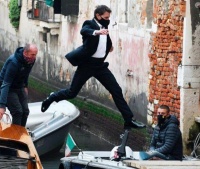 《碟中谍7》曝片场照 阿汤哥威尼斯上演“水上飞”