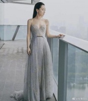 霍汶希回应白冰礼服事件：造型团队已向她道歉